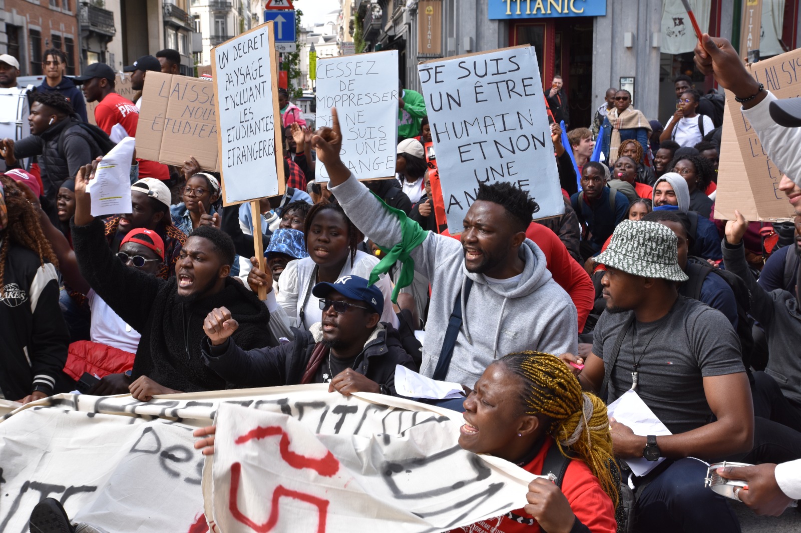 Manifestation contre la précarisation des étudiant.e.s étranger.e.s